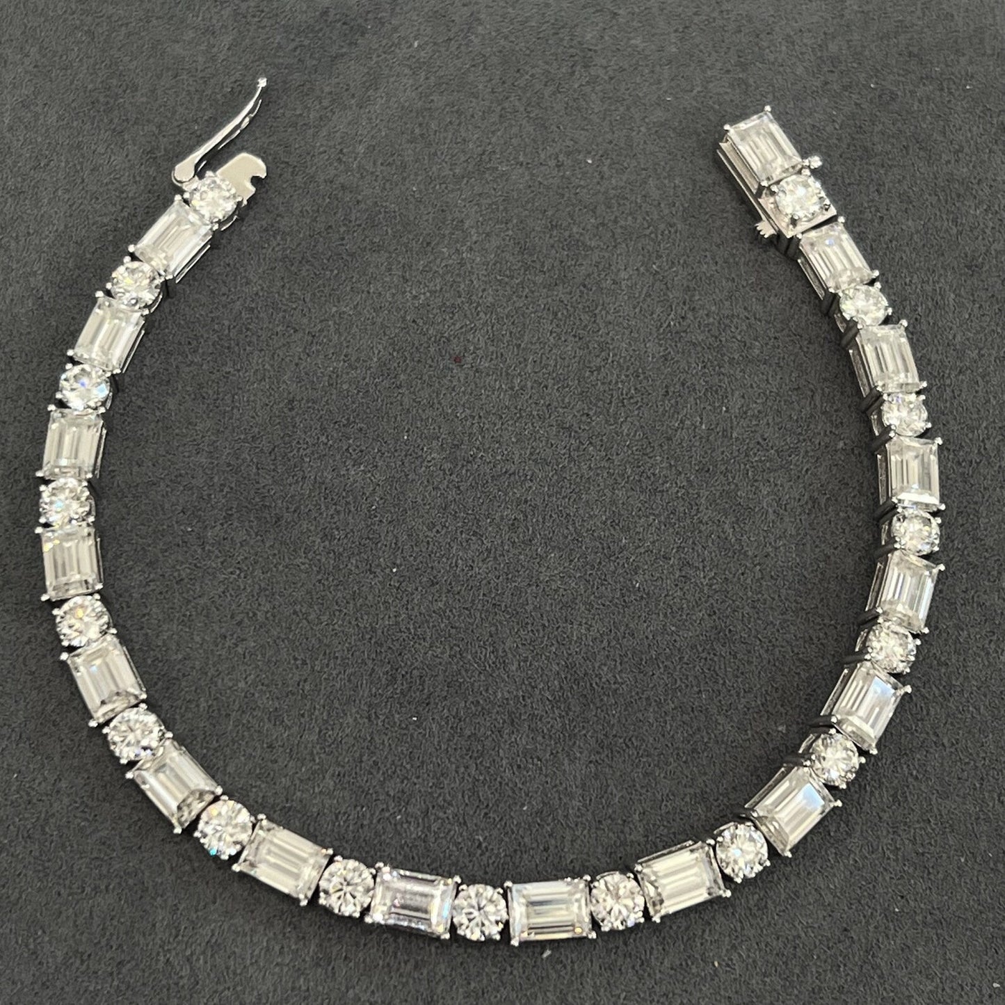 "Elegant Emerald & Round Moissanite Diamond Bracelet – Lab Grown Diamond Bracelet, 14K Solid Gold Jewelry, Timeless Luxury"