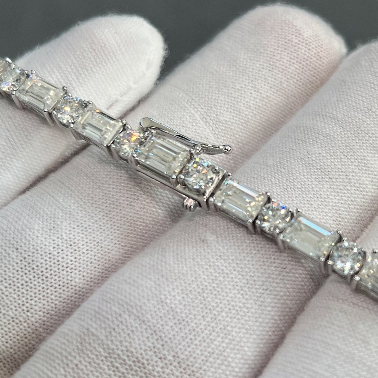 "Elegant Emerald & Round Moissanite Diamond Bracelet – Lab Grown Diamond Bracelet, 14K Solid Gold Jewelry, Timeless Luxury"