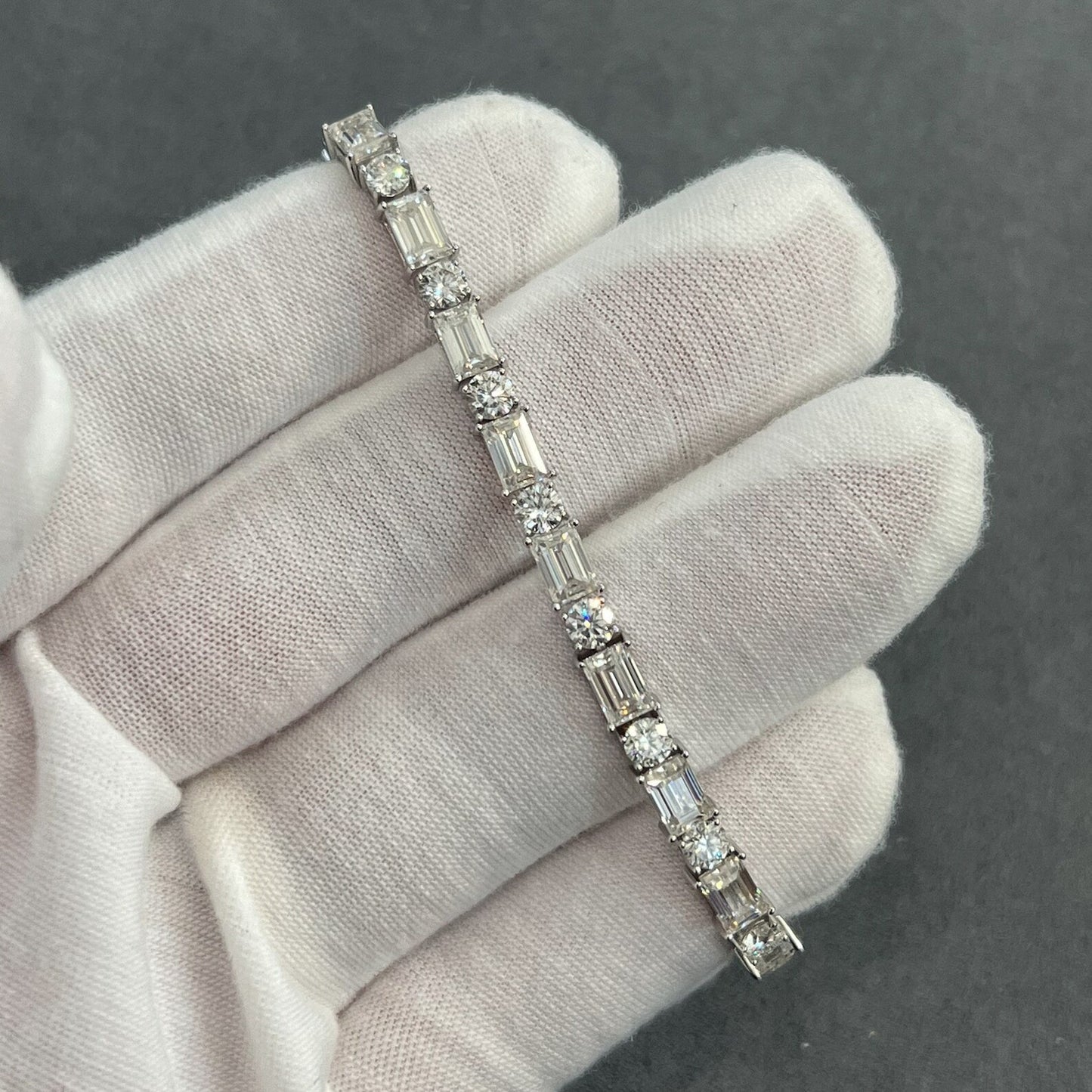 "Elegant Emerald & Round Moissanite Diamond Bracelet – Lab Grown Diamond Bracelet, 14K Solid Gold Jewelry, Timeless Luxury"