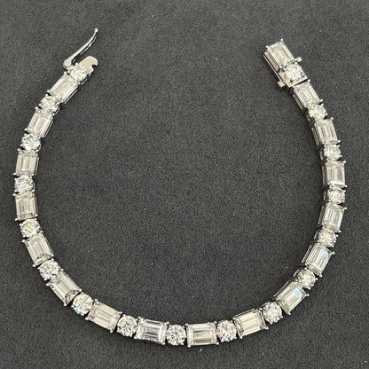 "Elegant Emerald & Round Moissanite Diamond Bracelet – Lab Grown Diamond Bracelet, 14K Solid Gold Jewelry, Timeless Luxury"